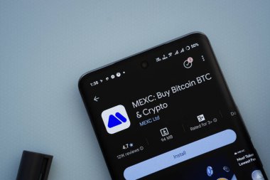 Dhaka, Bangladeş - 29 Mayıs 2025: Mavi bir yüzeyde, bir akıllı telefon Google Play Store içinde MEXC uygulamasını gösterir.