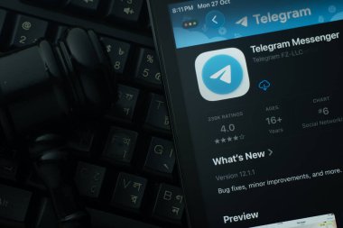 Dhaka, Bangladeş - 28 Ekim 2025: Telegram uygulamasını hakimin tokmağına ve karanlık klavye geçmişine karşı gösteren bir iPad.