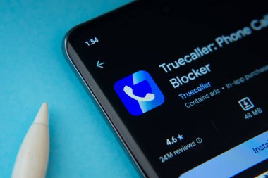Dhaka, Bangladeş - 18 Mart 2025: Google Playstore 'dan Truecaller uygulaması akıllı telefon ekranında gösteriliyor.