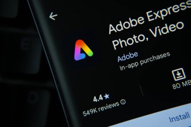 Dhaka, Bangladeş - 27 Temmuz 2025: Google Playstore 'dan Adobe Express uygulaması akıllı telefon ekranında gösteriliyor.