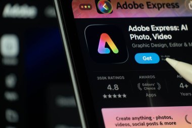 Dhaka, Bangladeş - 24 Ekim 2025: Uygulama mağazasında Adobe Express uygulamasını gösteren bir iPad ekranı.