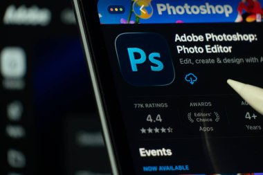 Dhaka, Bangladeş - 24 Ekim 2025: Uygulama mağazasında Adobe Photoshop uygulamasını gösteren bir iPad ekranı.
