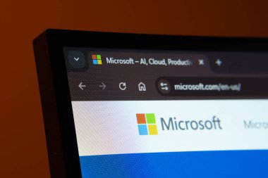 Dhaka, Bangladeş - 02 Haziran 2025: Microsoft web arayüzünü karanlık modda gösteren bir bilgisayar ekranının yakın çekimi