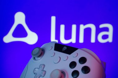 Dhaka, Bangladeş - 14 Kasım 2025: Arka planda Amazon Luna 'nın göründüğü bir av sahasına yakın çekim.