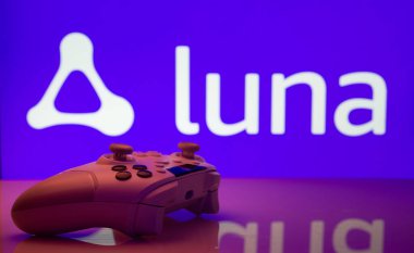 Dhaka, Bangladeş - 14 Kasım 2025: Arka planda Amazon Luna 'nın görüldüğü beyaz av sahasına yakın plan.