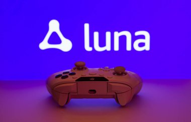 Dhaka, Bangladeş - 14 Kasım 2025: Arka planda Amazon Luna 'nın görüldüğü beyaz av sahasına yakın plan.