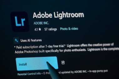 Dhaka, Bangladeş - 19 Sep 2025: Microsoft Store 'dan Adobe Lightroom uygulamasına yakın çekim bir dizüstü bilgisayar ekranında gösteriliyor.