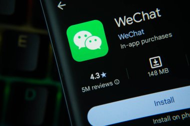 Dhaka, Bangladeş - 27 Temmuz 2025: Google Playstore uygulaması akıllı telefon ekranında gösteriliyor.