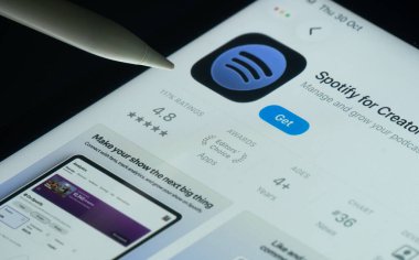 Dhaka, Bangladeş - 30 Ekim 2025: Kurulum seçeneğini işaret eden bir kalemle iPad ekranındaki Yaratıcılar için Uygulamayı Açıkla.