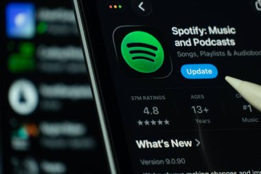 Dhaka, Bangladeş - 24 Ekim 2025: Uygulama mağazasında Spotify uygulamasını gösteren bir iPad ekranı.