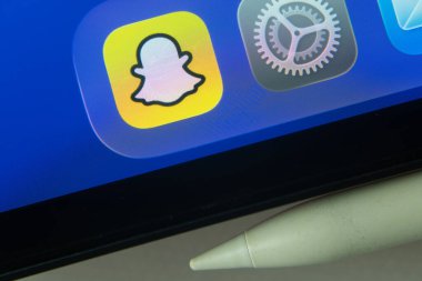 16 Kasım 2025 - Dhaka, Bangladeş: iPad ekranında dijital kalemle Snapchat ve diğer uygulama simgeleri.