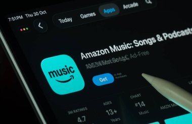 Dhaka, Bangladeş - 21 Kasım 2025: Amazon Müzik uygulaması iPad ekranında karanlık modda dijital kalemle gösteriliyor.