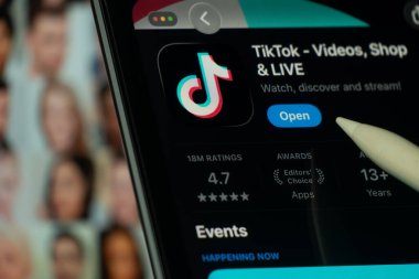 Dhaka, Bangladeş - 24 Ekim 2025: Uygulama mağazasında TikTok uygulamasını gösteren bir iPad ekranı.