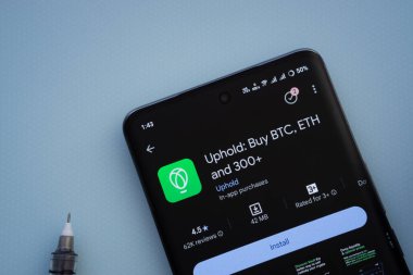 Dhaka, Bangladeş - 19 Sep 2025: Mavi bir yüzeyde, akıllı bir telefon Google Play Store içindeki Uphold uygulamasını gösterir.