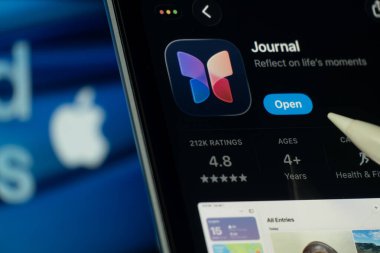 Dhaka, Bangladeş - 24 Ekim 2025: Apple Journal uygulamasını uygulama mağazasında gösteren bir iPad ekranı.