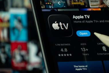 Dhaka, Bangladeş - 24 Ekim 2025: Apple TV uygulamasını uygulama mağazasında gösteren bir iPad ekranı.