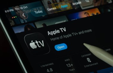 Dhaka, Bangladeş - 30 Ekim 2025: Apple TV uygulaması iPad ekranında karanlık modda dijital kalemle gösteriliyor.