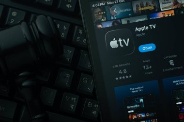 Dhaka, Bangladeş - 28 Ekim 2025: Apple TV uygulamasını yargıcın tokmağına ve karanlık klavye geçmişine karşı gösteren bir iPad.