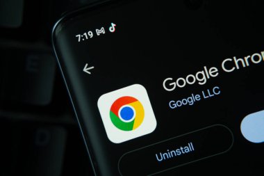 Dhaka, Bangladeş - 27 Temmuz 2025: Google Chrome uygulamasını güncelleme ve geri yükleme seçenekleri ile gösteren ekran, koyu arayüz