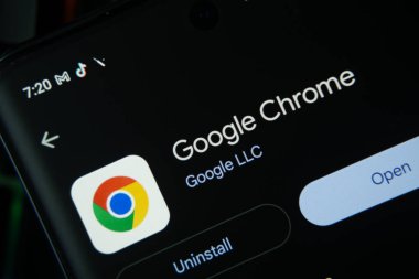Dhaka, Bangladeş - 27 Temmuz 2025: Açık ve geri yükleme seçenekleri ile Google Chrome uygulamasını gösteren ekran, koyu arayüz