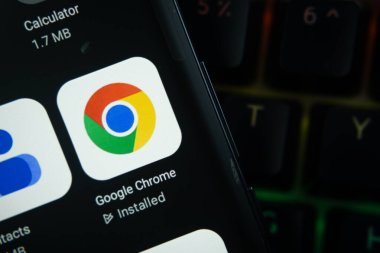 Dhaka, Bangladeş - 27 Temmuz 2025: Google Chrome uygulama simgesini koyu arayüzlü gösteren akıllı telefon ekranının yakın çekimi.
