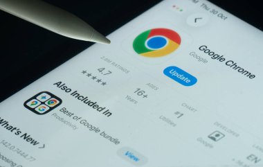 Dhaka, Bangladeş - 30 Ekim 2025: Bir iPad ekranındaki Google Chrome uygulaması ve kurulum seçeneğini gösteren bir kalem.
