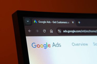Dhaka, Bangladeş - 02 Haziran 2025: Google Ads web arayüzünü karanlık kipte gösteren bir bilgisayar ekranının yakın çekimi
