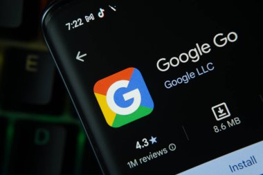Dhaka, Bangladeş - 27 Temmuz 2025: Google Go uygulaması akıllı telefon ekranında gösteriliyor.