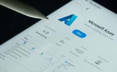 Dhaka, Bangladeş - 30 Ekim 2025: iPad ekranında Microsoft Azure uygulaması ve kurulum seçeneğini gösteren bir kalem.