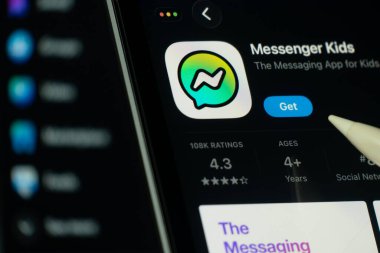 Dhaka, Bangladeş - 24 Ekim 2025: Facebook Messenger uygulamasını Uygulama mağazasında gösteren bir iPad ekranı.