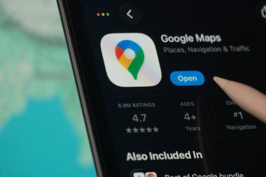 Dhaka, Bangladeş - 24 Ekim 2025: Uygulama mağazasında Google Haritaları uygulamasını gösteren bir iPad ekranı.