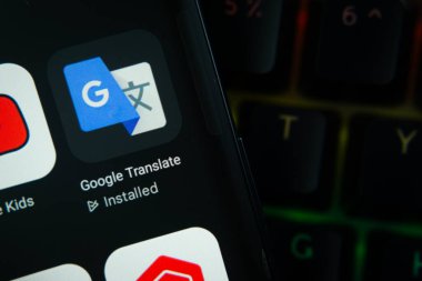 Dhaka, Bangladeş - 27 Temmuz 2025: Google Translate uygulama simgesini koyu arayüzlü gösteren akıllı telefon ekranının yakın çekimi.