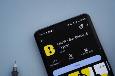 Dhaka, Bangladeş - 29 Mayıs 2025: Mavi bir yüzeyde, bir akıllı telefon Google Play Store içinde LBank uygulamasını görüntüler.