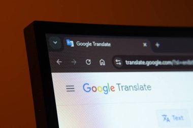 Dhaka, Bangladeş - 02 Haziran 2025: Google Çevirisi arayüzünü karanlık modda gösteren bir bilgisayar ekranının yakın çekimi