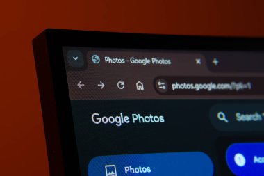 Dhaka, Bangladeş - 02 Haziran 2025: Google Photos web arayüzünü karanlık kipte gösteren bir bilgisayar ekranının yakın çekimi