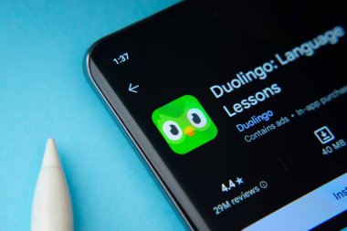 Dhaka, Bangladeş - 03 Ekim 2025: Google Playstore 'dan Duolingo uygulaması akıllı telefon ekranında gösteriliyor.