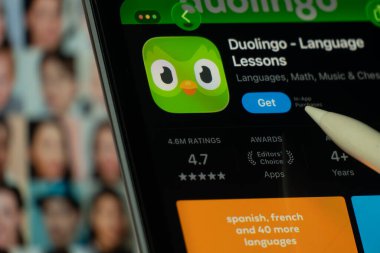 Dhaka, Bangladeş - 24 Ekim 2025: Uygulama mağazasında Duolingo uygulamasını gösteren bir iPad ekranı.