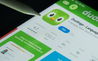 Dhaka, Bangladeş - 30 Ekim 2025: Bir iPad ekranındaki Duolingo uygulaması ve kurulum seçeneğini gösteren bir kalem.