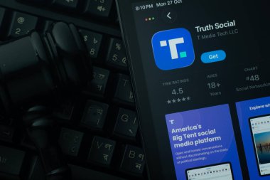 Dhaka, Bangladeş - 28 Ekim 2025: Hakikat Sosyal Uygulamasını hakimin tokmağına ve karanlık klavye geçmişine karşı gösteren bir iPad.