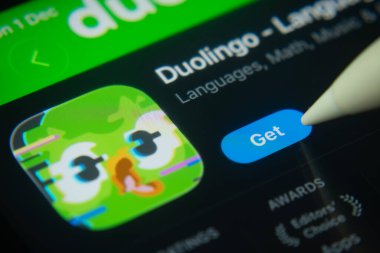Dhaka, Bangladeş - 01 Aralık 2025: Bir iPad ekranındaki Uygulama mağazasındaki Duolingo uygulama simgesine yakın plan.