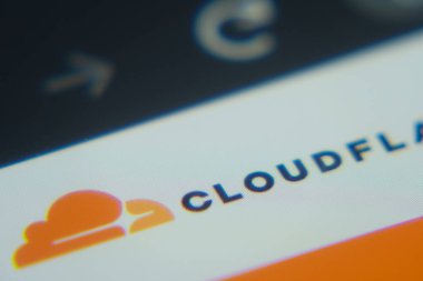 Dhaka, Bangladeş - 02 Aralık 2025: Bir dizüstü bilgisayarın yakın plan görüntüsü bir tarayıcıda Cloudflare web arayüzünü gösteriyor.