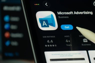 Dhaka, Bangladeş - 24 Ekim 2025: Uygulama mağazasında Microsoft Reklamcılık uygulamasını gösteren bir iPad ekranı.