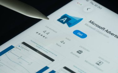 Dhaka, Bangladeş - 30 Ekim 2025: Bir iPad ekranında Microsoft Reklam uygulaması ve kurulum seçeneğini gösteren bir kalem.
