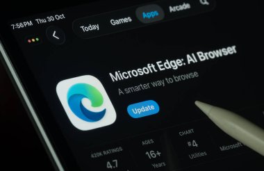 Dhaka, Bangladeş - 30 Ekim 2025: Microsoft Edge uygulaması iPad ekranında karanlık modda dijital kalemle gösterildi.