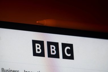 Dhaka, Bangladeş - 19 Sep 2025: BBC web sitesi başlığını gösteren bir bilgisayar ekranı.