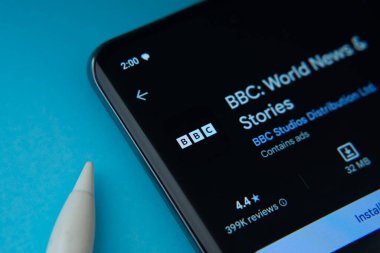 Dhaka, Bangladeş - 29 Mayıs 2025: Mavi bir yüzeyde, bir akıllı telefon BBC uygulamasını Google Play Store içinde gösterir.
