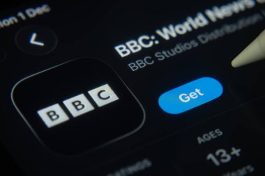 Dhaka, Bangladeş - 01 Aralık 2025: Bir iPad ekranında Uygulama mağazasındaki BBC uygulama simgesinin yakın plan görüntüsü.