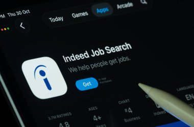 Dhaka, Bangladeş - 30 Ekim 2025: Aslında uygulama iPad ekranında karanlık modda dijital kalemle gösteriliyor.