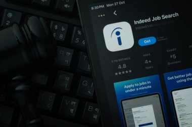 Dhaka, Bangladeş - 28 Ekim 2025: Hakimin tokmağına ve karanlık klavye geçmişine karşı uygulamayı gösteren bir iPad.