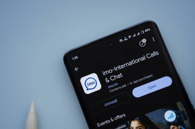 Dhaka, Bangladeş - 29 Mayıs 2025: Mavi bir yüzeyde, bir akıllı telefon imo uygulamasını Google Play Store içinde gösterir.